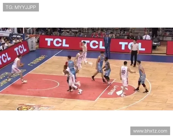 足球暖心瞬间VS CBA感动时刻，对比引发网友热议